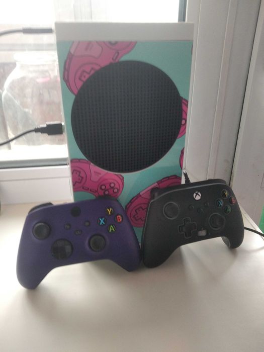 Продам Xbox Series S + 2 джойстика + Геймпас 500игр. + АКАУНТИ