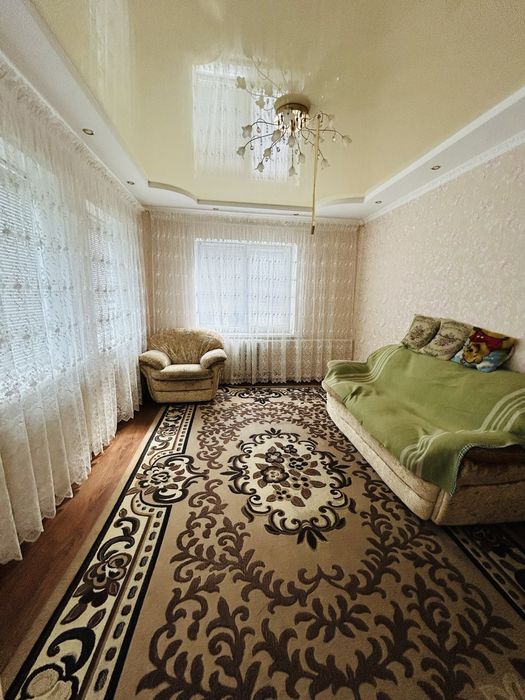 Продаж окремоі половинки будинку  з окремим заіздом .