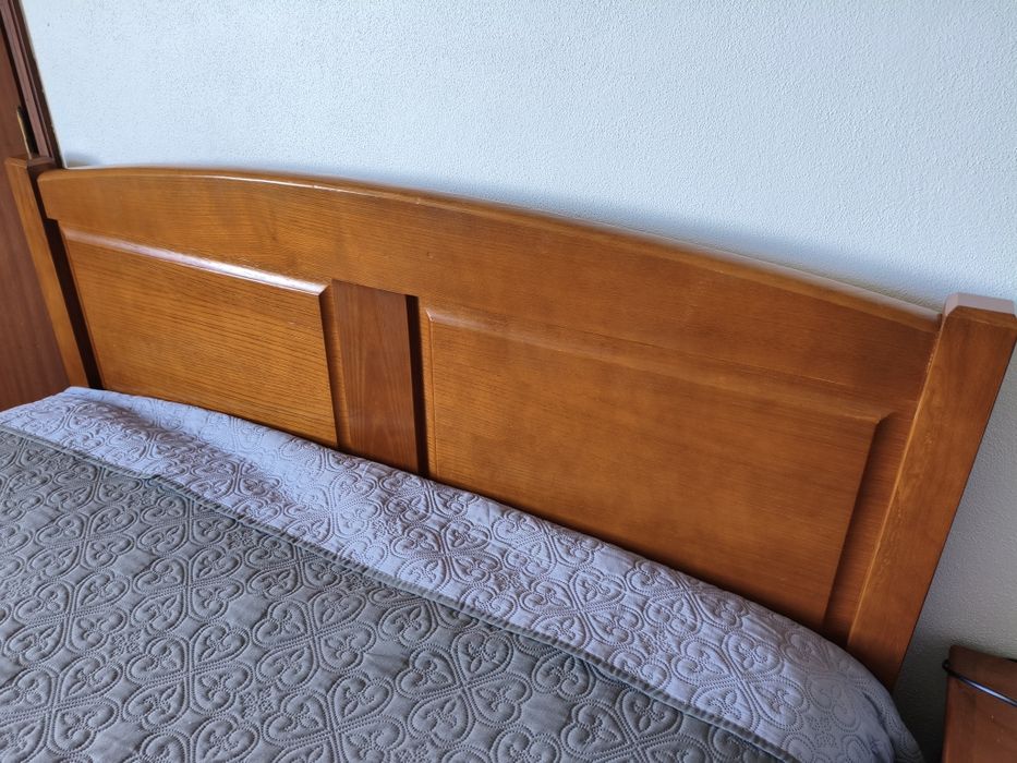 Cama com estrado aglomerado + 2 mesas cabeceira