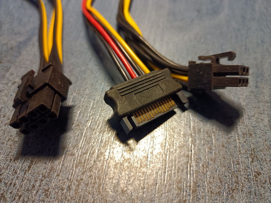 Різні конектори підключення для системного блоку.