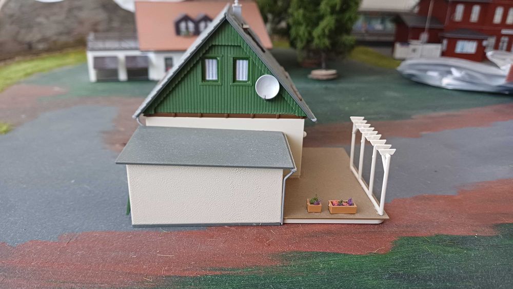 Dom wolnostojący z garażem Auhagen 11454 H0 skala 1:87