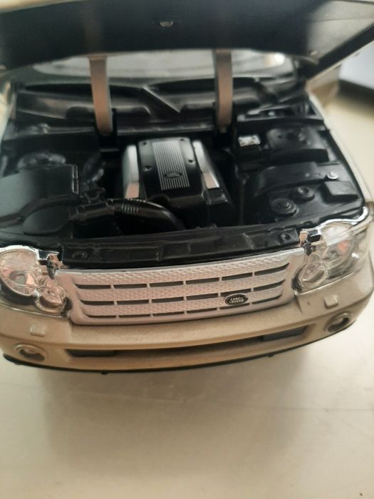Продам модель range rover 1/18 burago