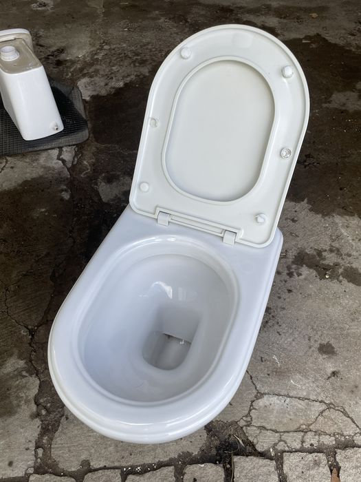 Sanita + dois autoclismos e lavatorio