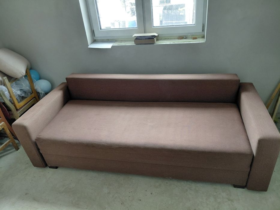 Kanapa brązowa z poduszkami, łóżko, sofa, transport.
