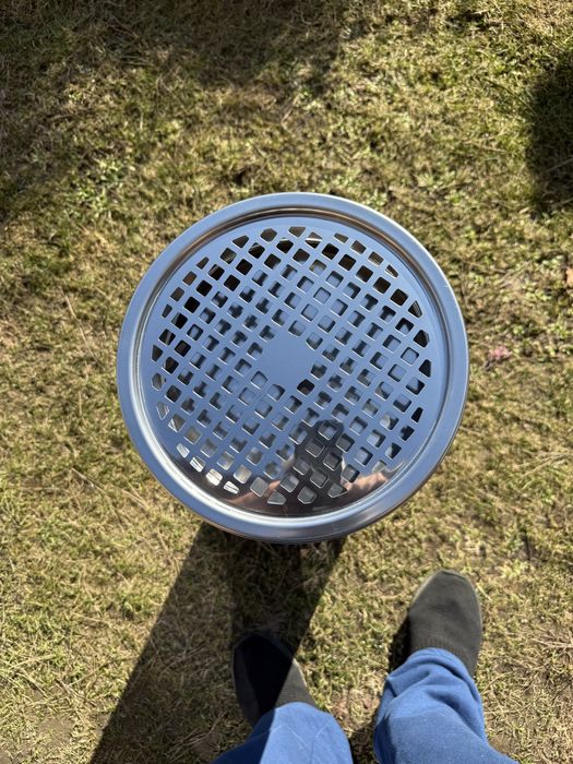 Wolnostojacy kosz na smieci z wbudowana popielniczką