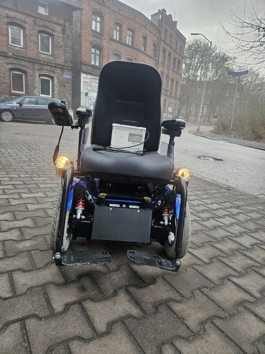Wózek inwalidzki elektryczny z windą przednim napędem