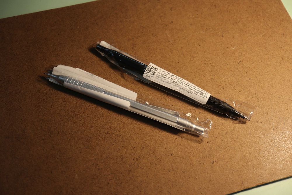 2 Lapiseiras de Metal 0.3mm (Ponta Retrátil) - Nunca usadas