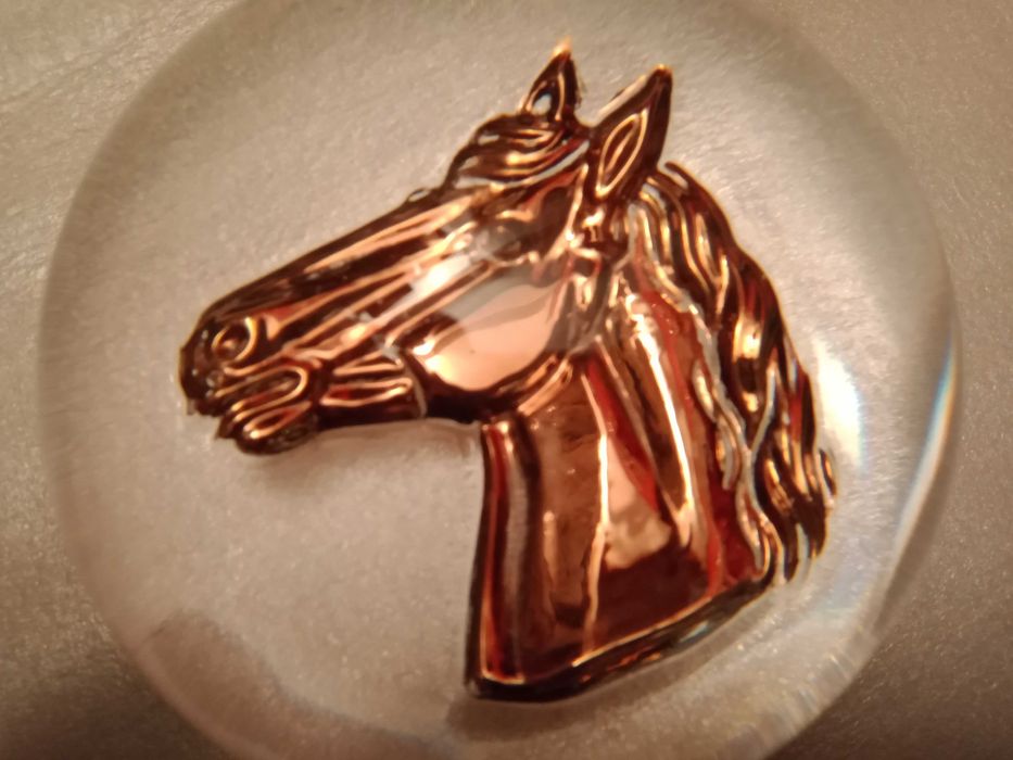 Pisa papéis com forma de cavalo - em vidro, com pintura dourada