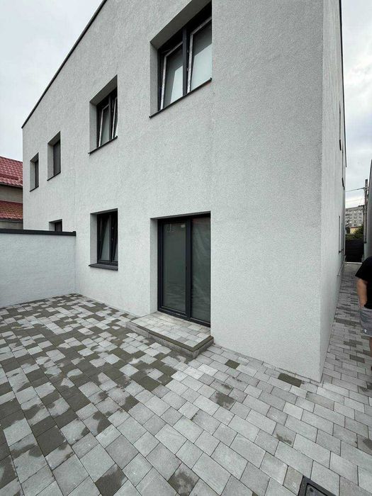 Продаю новий сучасний котедж з правом власності у Львові