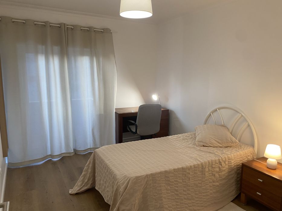 Quarto para estudante em apartamento remodelado - São Domingos