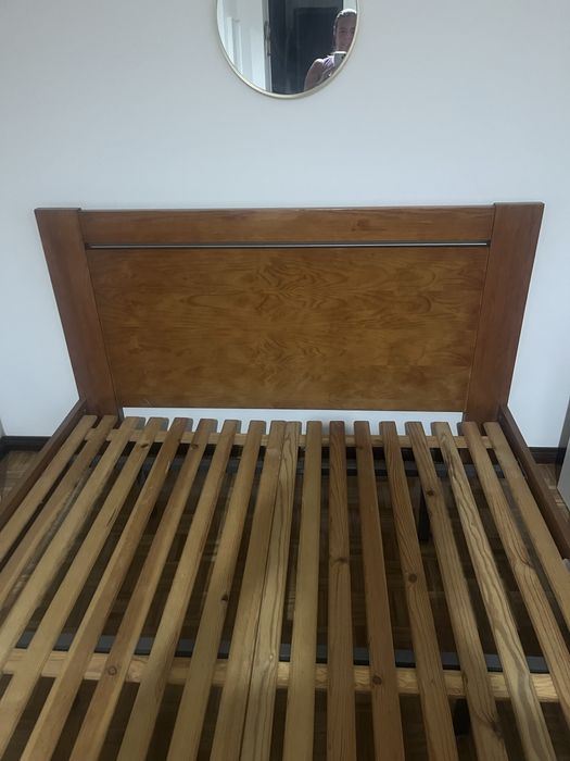 Cama de casal em madeira macica com 1,60 de largura por 2,00 de compri
