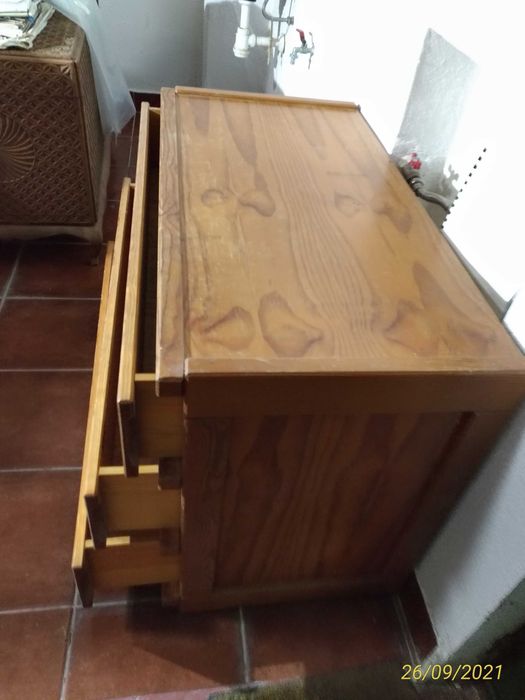 Cómoda  de  pinho