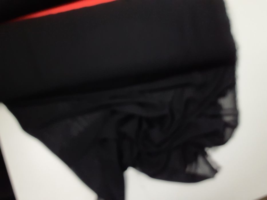 Tkanina czarna cieniutka szer.155 cm.