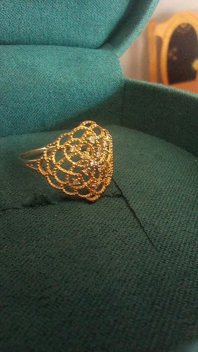 Pierścionek złoty z małymi diamentami