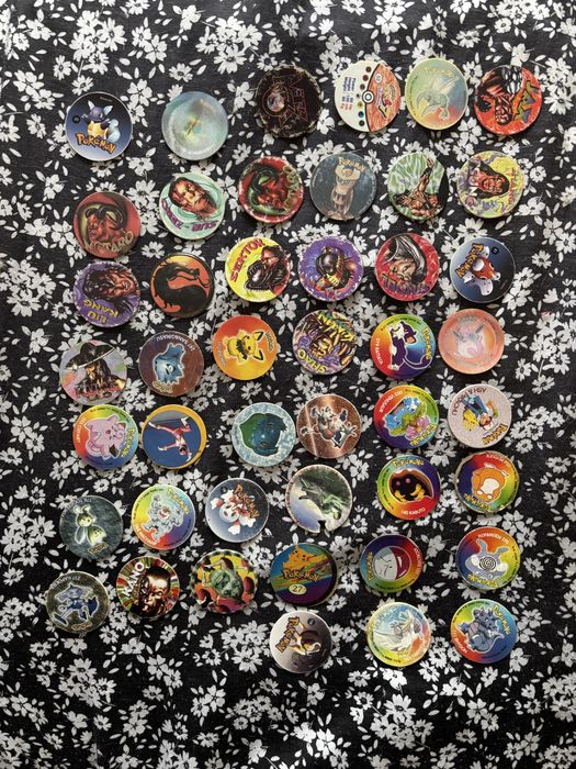 Наклейки, фішки, кепси, карточки колекціонування