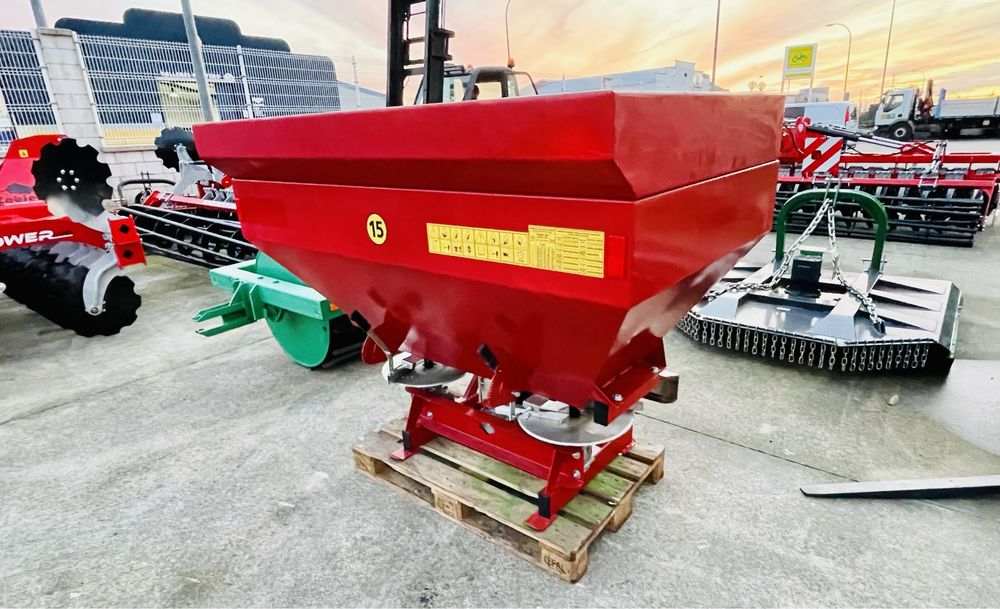 distribuidor,espalhador de adubo e sementes