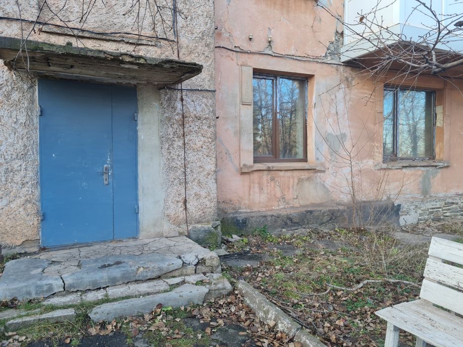 Трёхкомнатная квартира 50 метров от атб под жилье магазин или офис