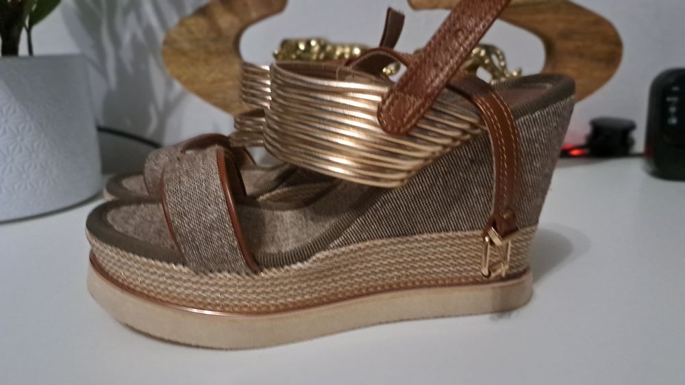 Sandały na koturnie, nowe Lunar