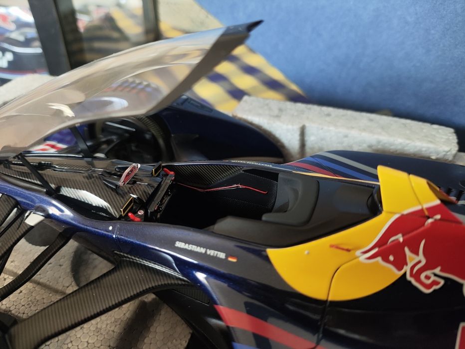 Red bull X2010 AutoArt 1/18