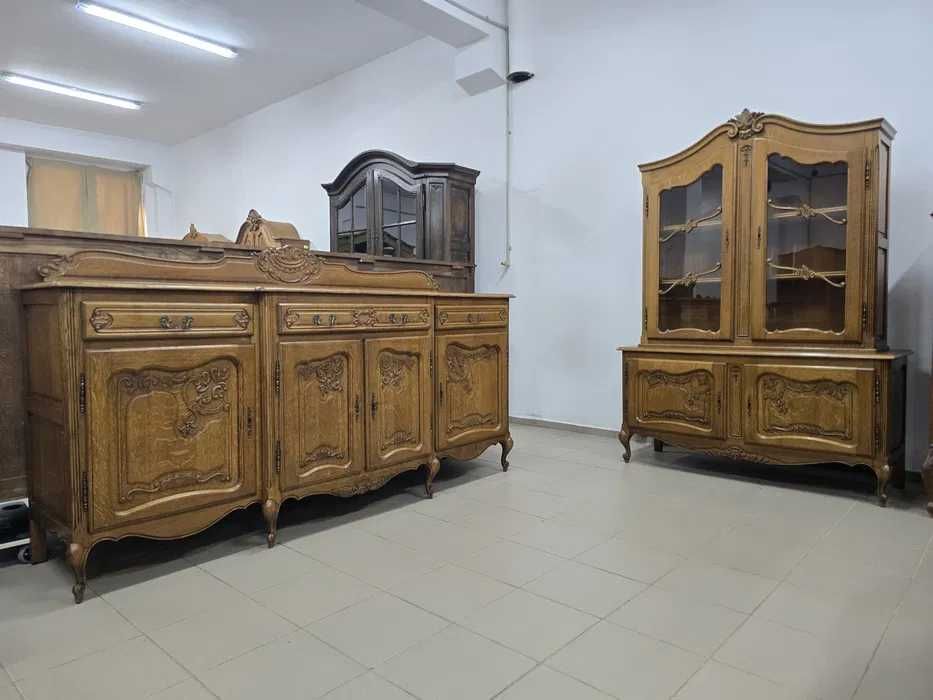 Komplet mebli w stylu ludwikowskim–komoda, witryna i stół z krzesłami