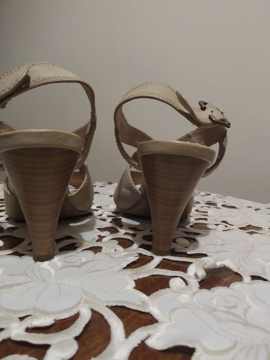 Sandałki na obcasie.