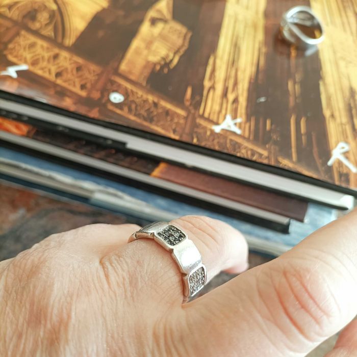 Anel em prata com contraste.