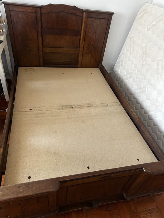 Cama com colchão e comoda