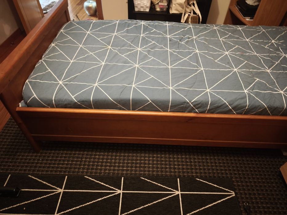 Cama de Solteiro em Madeira Maciça - 100€