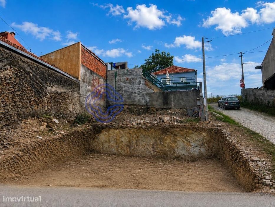 Terreno Urbano com Projeto Aprovado para Moradia T3 em São Pedro da Co