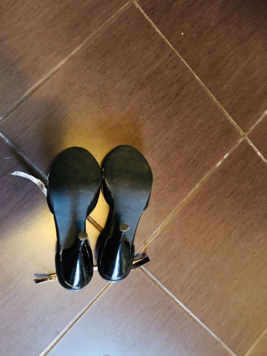 Босоніжки нарядні, каблук - рюмочка