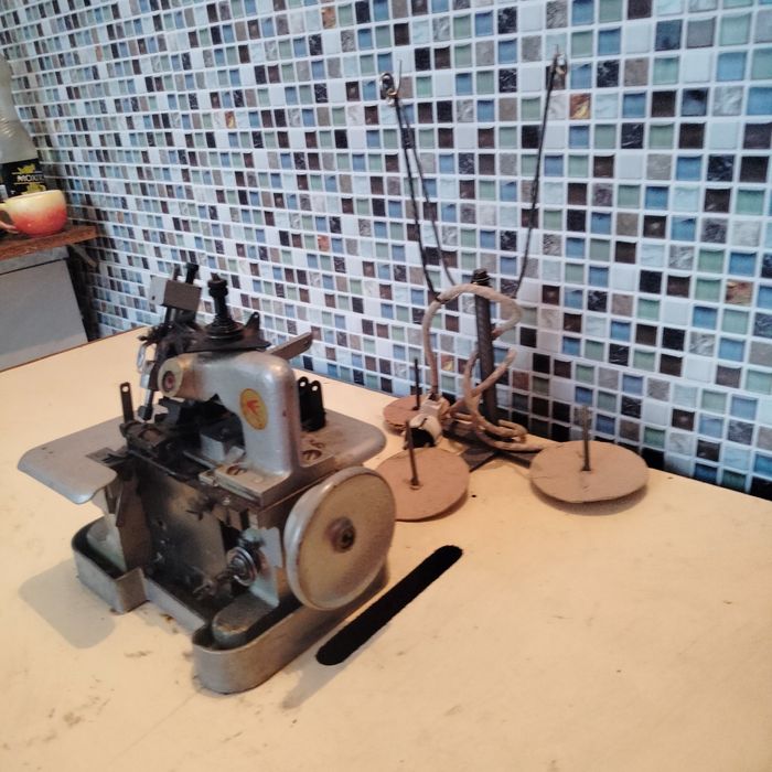 Продам оверлок со станиной 51кл