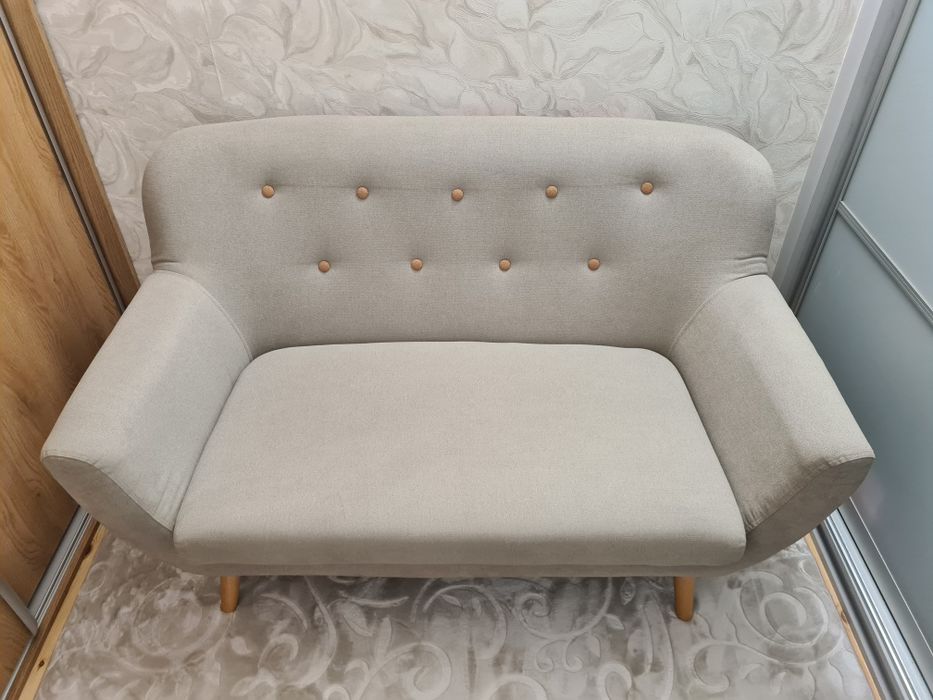 Sofa 2 osobowa na nóżkach