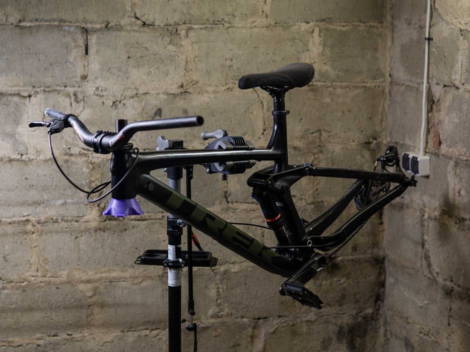 Stabilizator/uchwyt serwisowy kierownicy