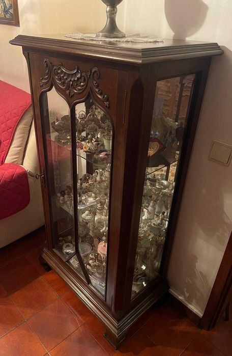 Cristaleira / Vitrine em Madeira Maciça com Vidros e Prateleiras e Espelho