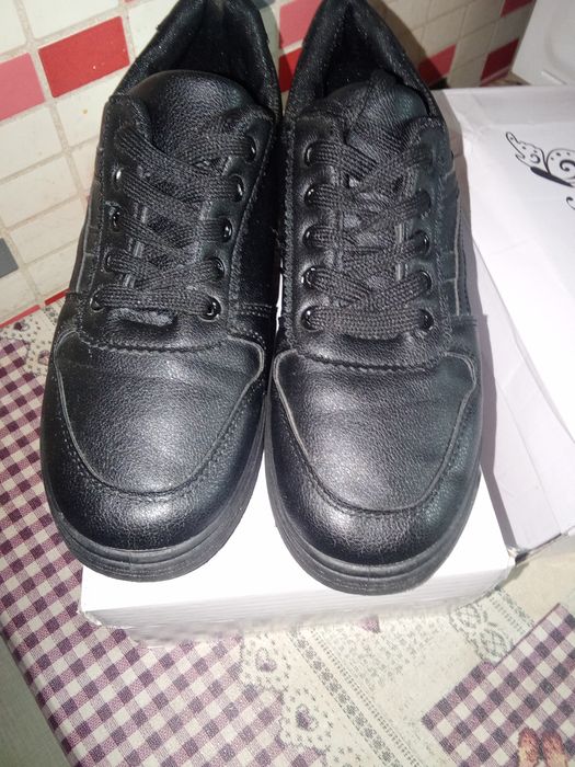 Продам спортивные туфли