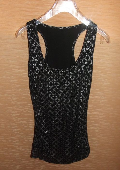 Czarny top ze srebrnymi zdobieniami