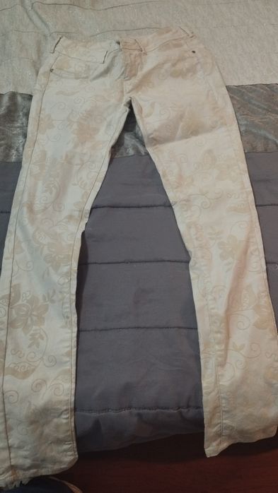 Calças cremes elásticas Bershka skinny