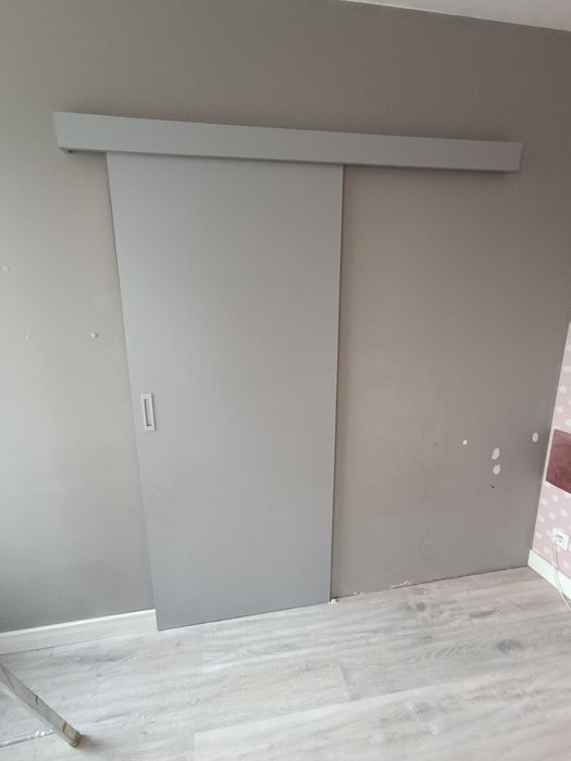 Drzwi przesuwne wraz z prowadnicą