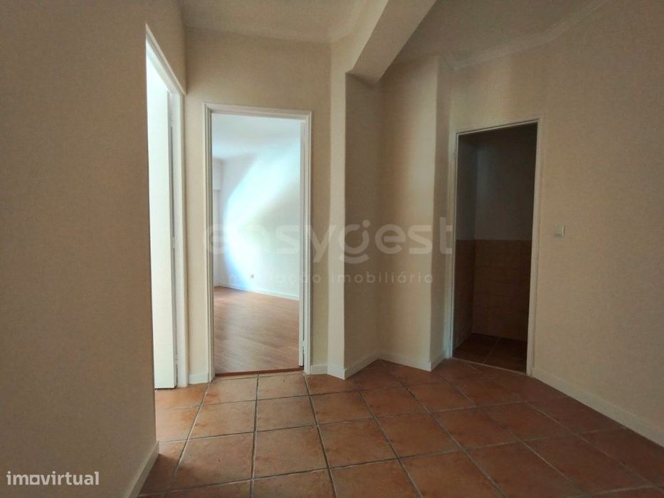 T2 com 95 m², cheio de luz natural e arrecadação na Tapada das Mercês