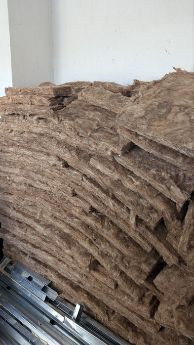 Lã ultra acustic com prefis e uma porta