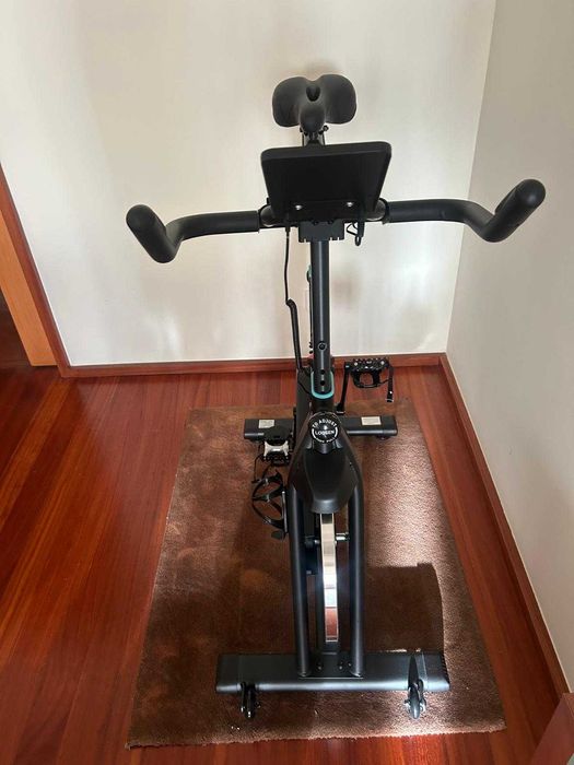 Bicicleta estática nova por 189 eur (custa 274), com voltante de 15 kg - rating 4.8 na Amazon