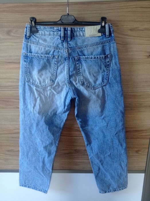 Jeansy Stradivarius mom fit polecam.