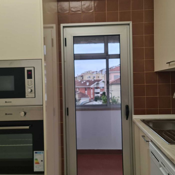 Arrenda-se T3 renovado Bairro Brinca