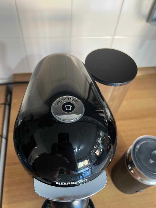 Máquina de Café Nespresso Vertuo Plus + Espumador Eletrico