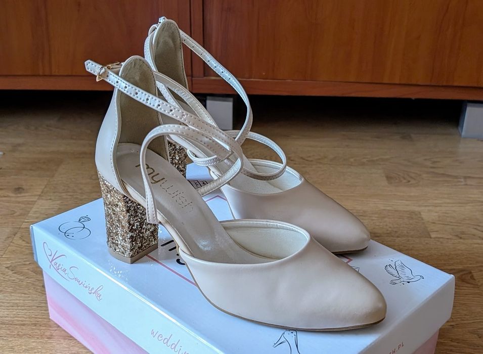 Skórzane buty My Wish – nowe, kremowe ze złotym akcentem