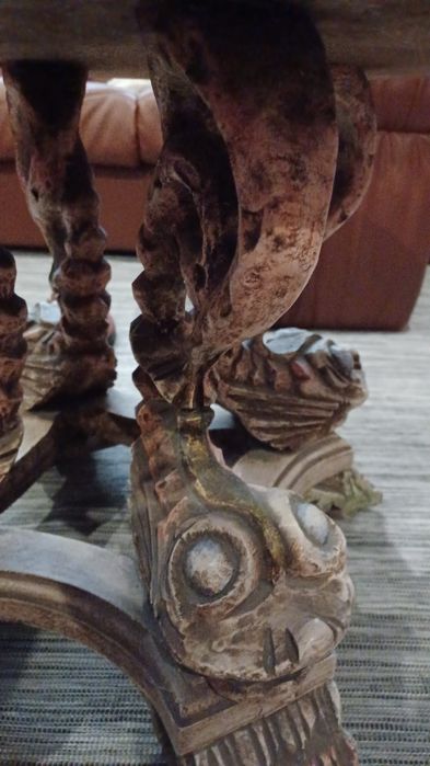 Mesa esotérica esculpida à mão com tampo em pedra  semi-preciosas