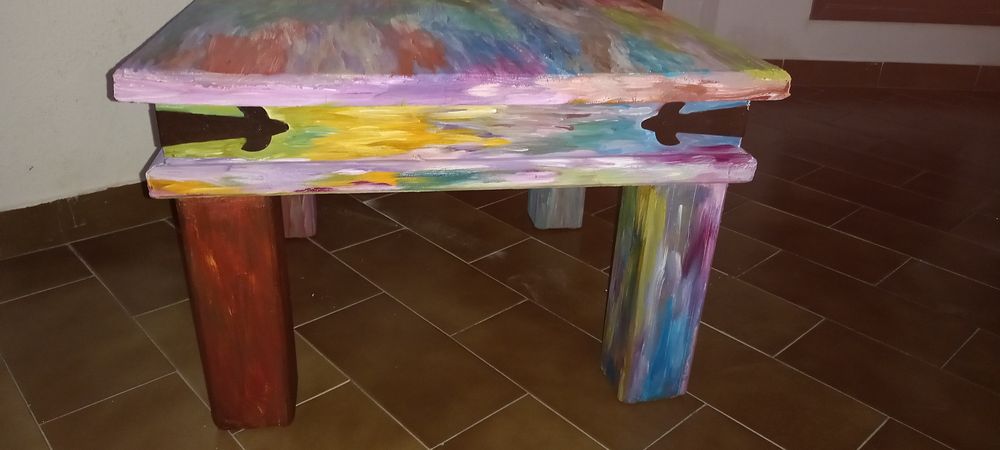 Mesa de madeira maciça psicadélica