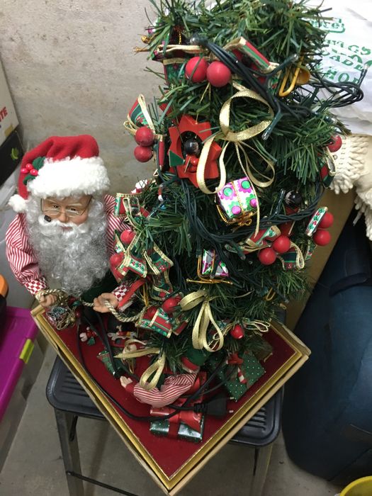 Pai natal, que mexe e, com iluminação de corrente 220v.
