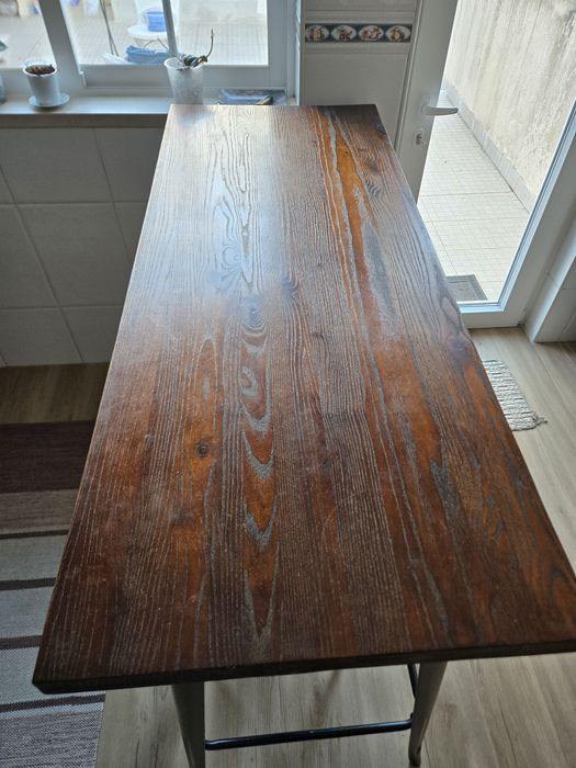 Vendo mesa de Pé  Alto com 2 bancos