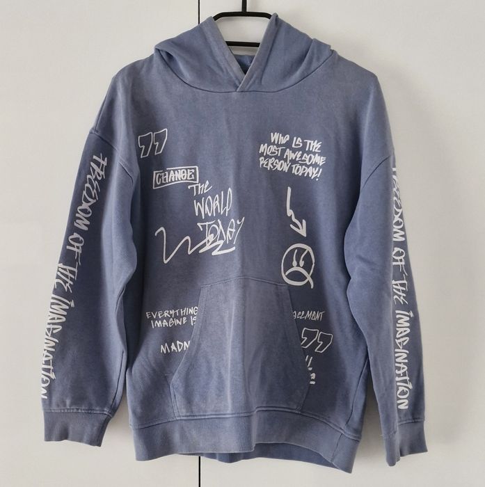 Niebieska bluza z kapturem kangurka oversize z białymi nadrukami 158cm